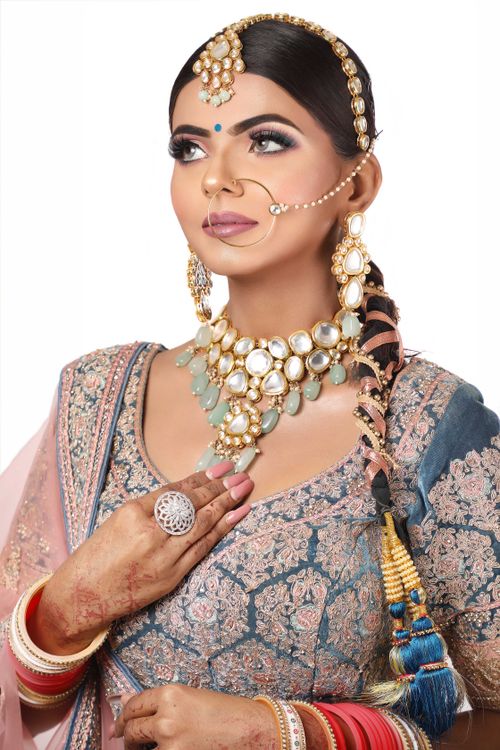 Free South Asian bride in traditional attire with intricate jewelry and vibrant makeup. Stock Photo