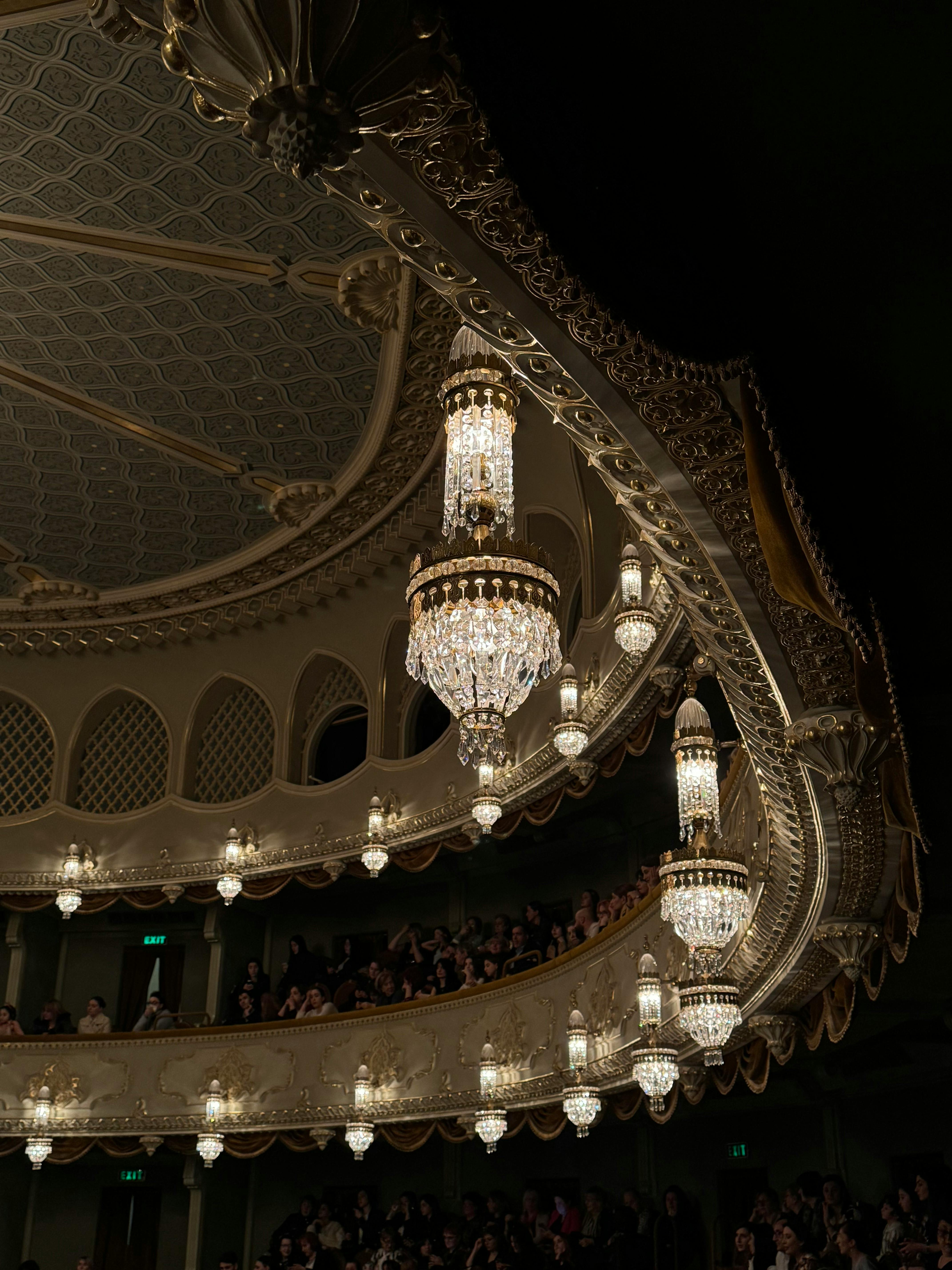 Gratis Eleganti interni del teatro caratterizzati da splendidi lampadari e dettagli architettonici classici. Foto a disposizione
