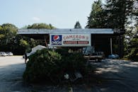 绿树成荫的停车场里，乡村龙虾屋的金属屋顶下，阳光洒落