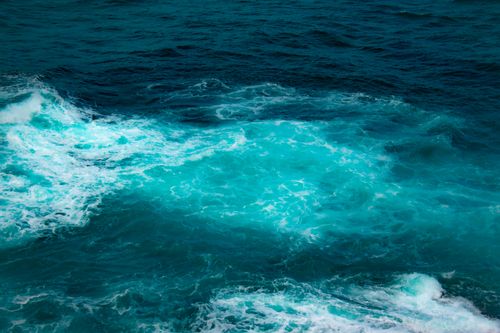 Free Captivating view of vibrant turquoise ocean waves creating a sense of tranquility. Stock Photo
