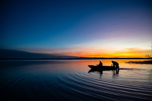 Два человека на лодке в водоеме