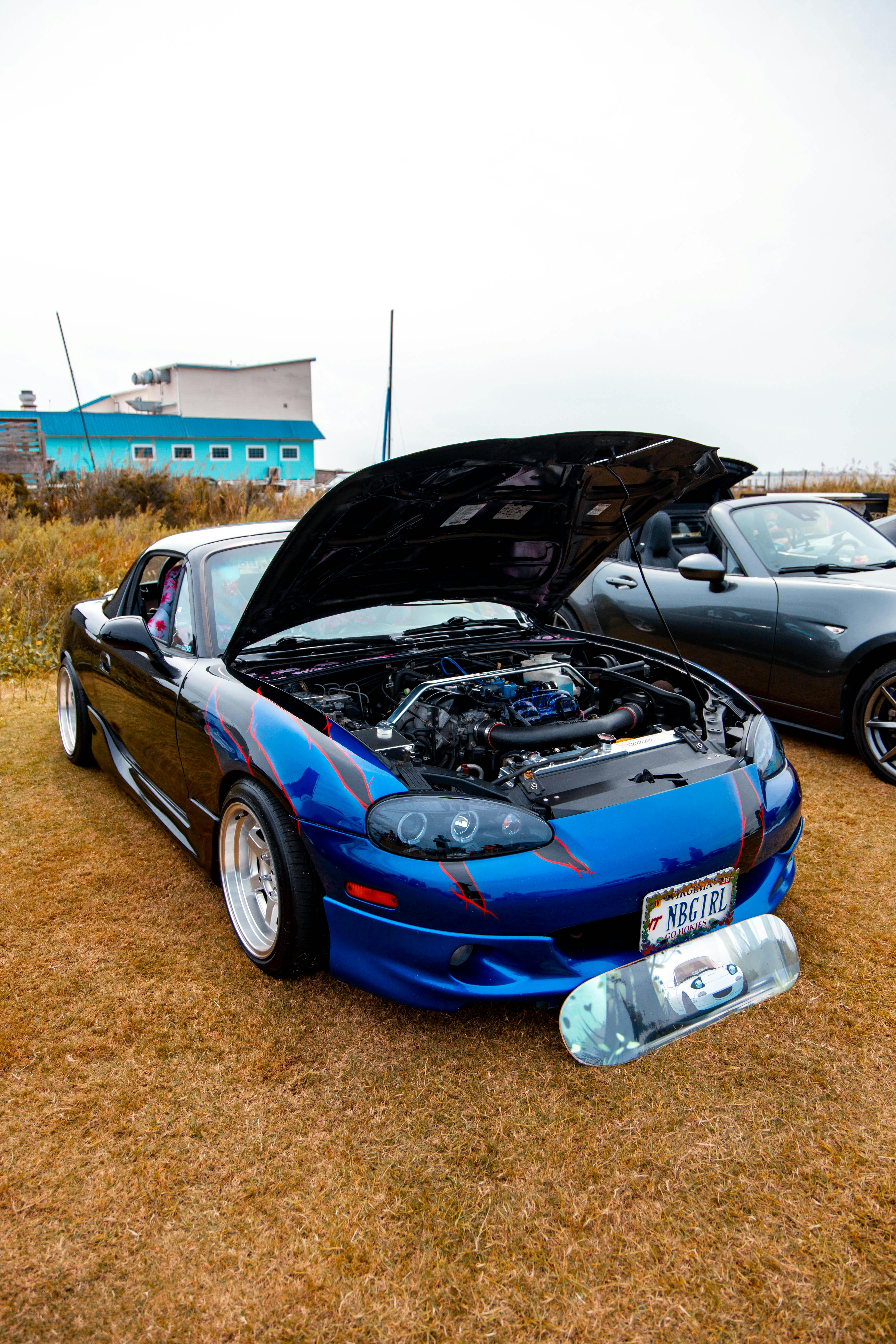 Gratis Accattivante auto sportiva blu modificata esposta all'aperto con il cofano aperto che mette in mostra i dettagli del motore. Foto a disposizione