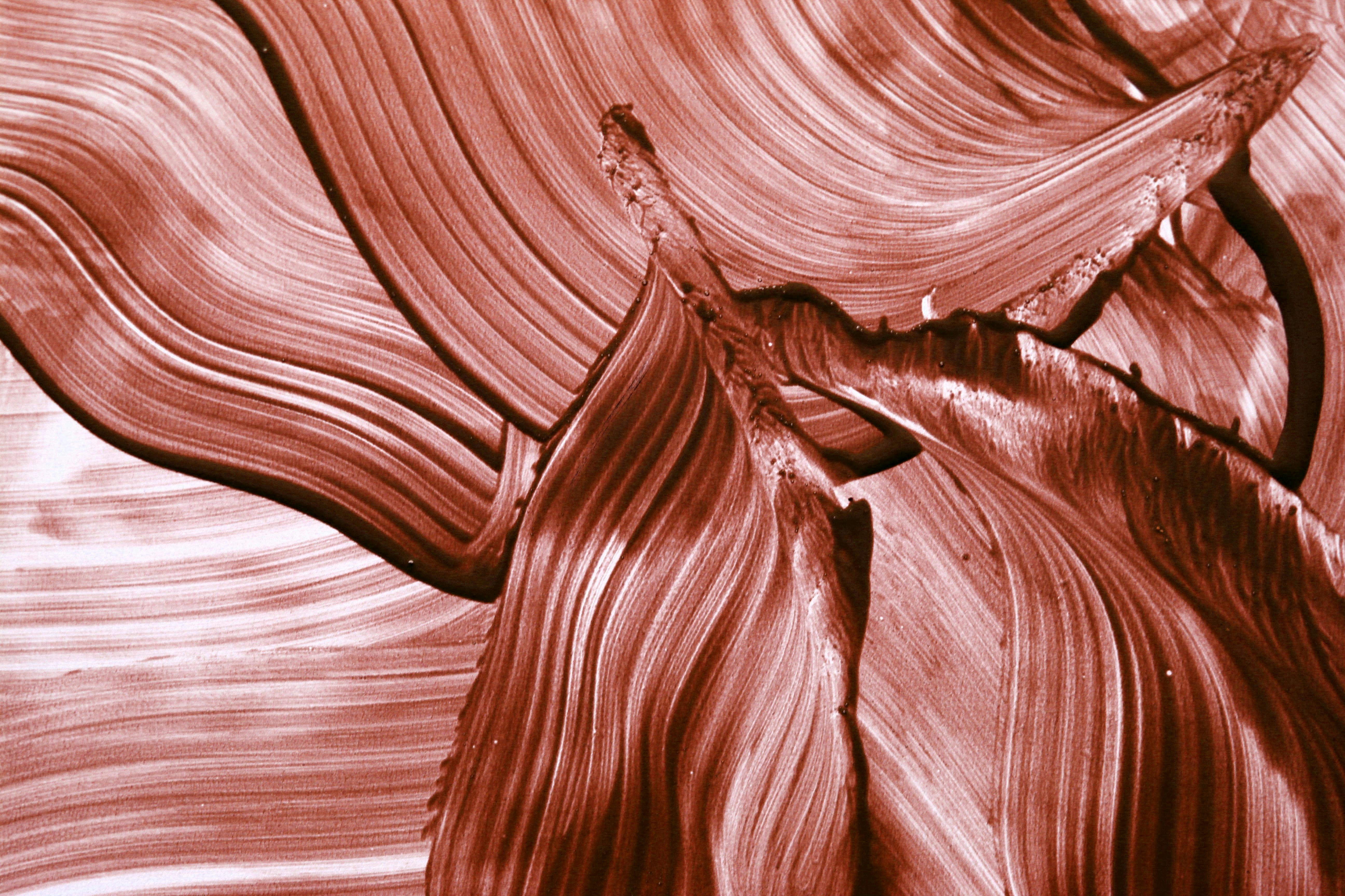 De franc Patró de pinzellada vermella abstracta que crea un efecte d'ona fluid i artístic. Foto d'estoc