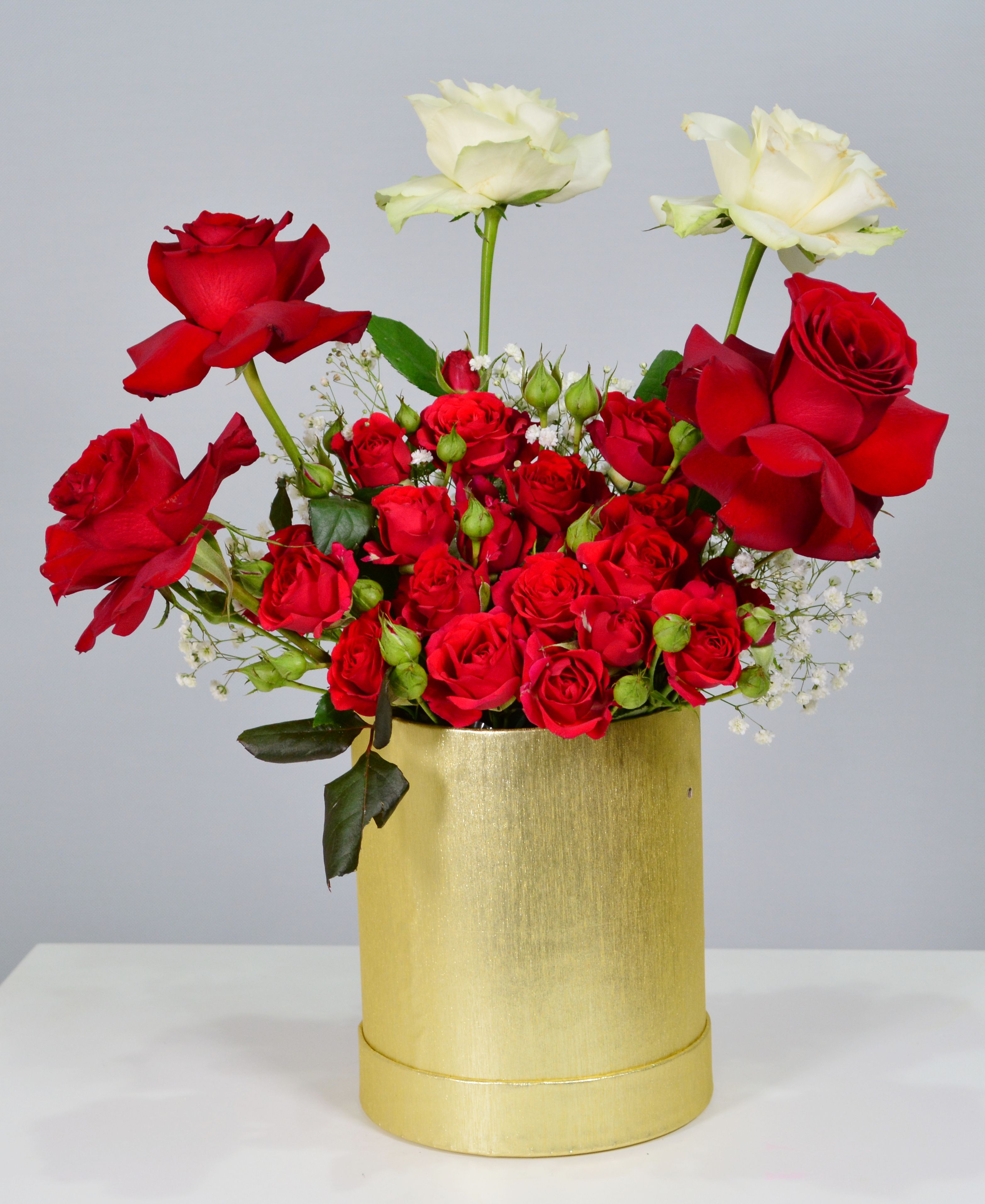 Elegante Ramo De Rosas En Jarrón Dorado · Foto de stock gratuita