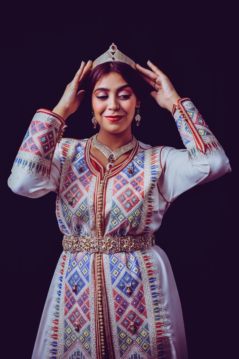 Femme en tenue traditionnelle marocaine