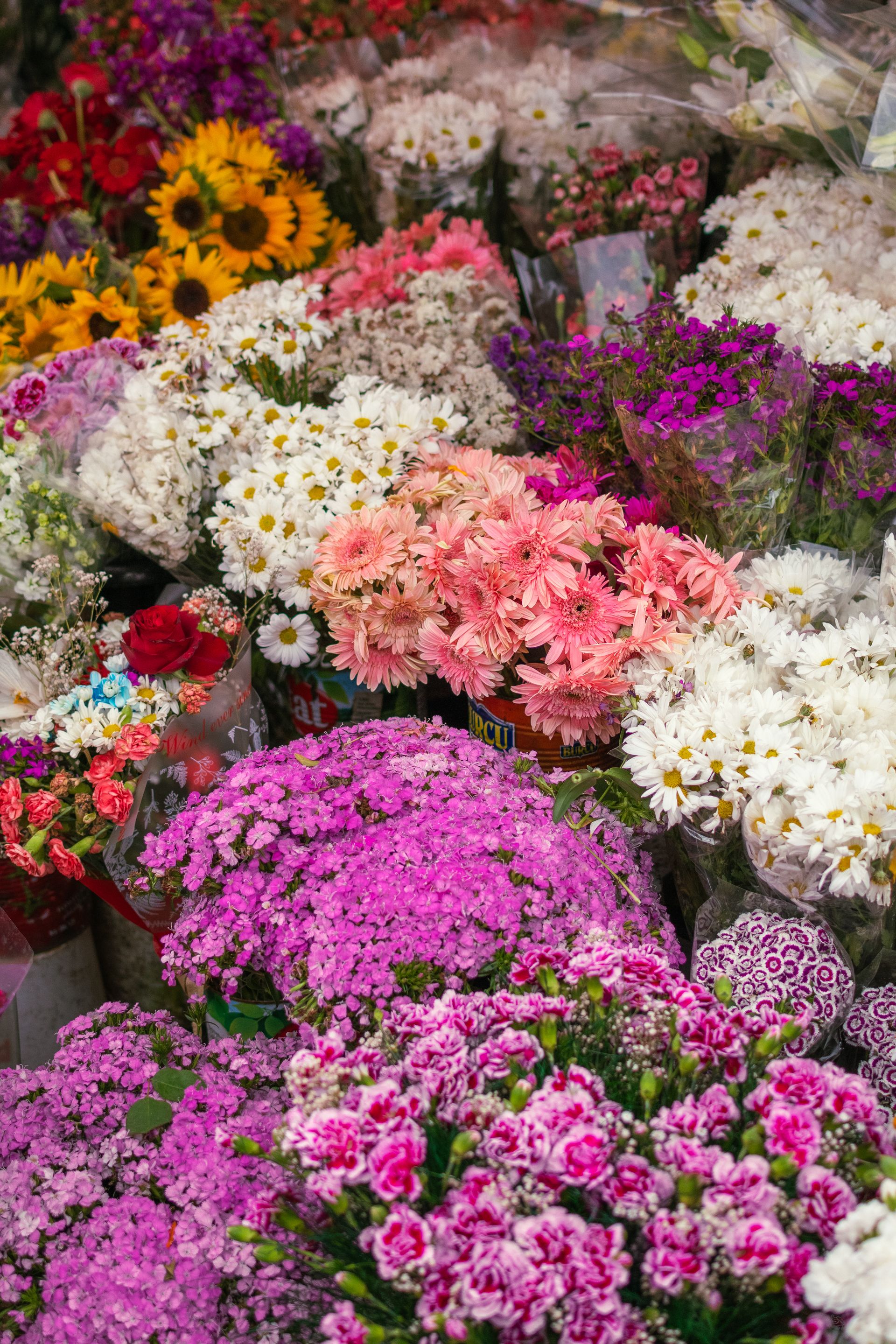 [ColoSach]-colorful-display-of-various-fresh-flower-bouquets-in-a-market-setting.