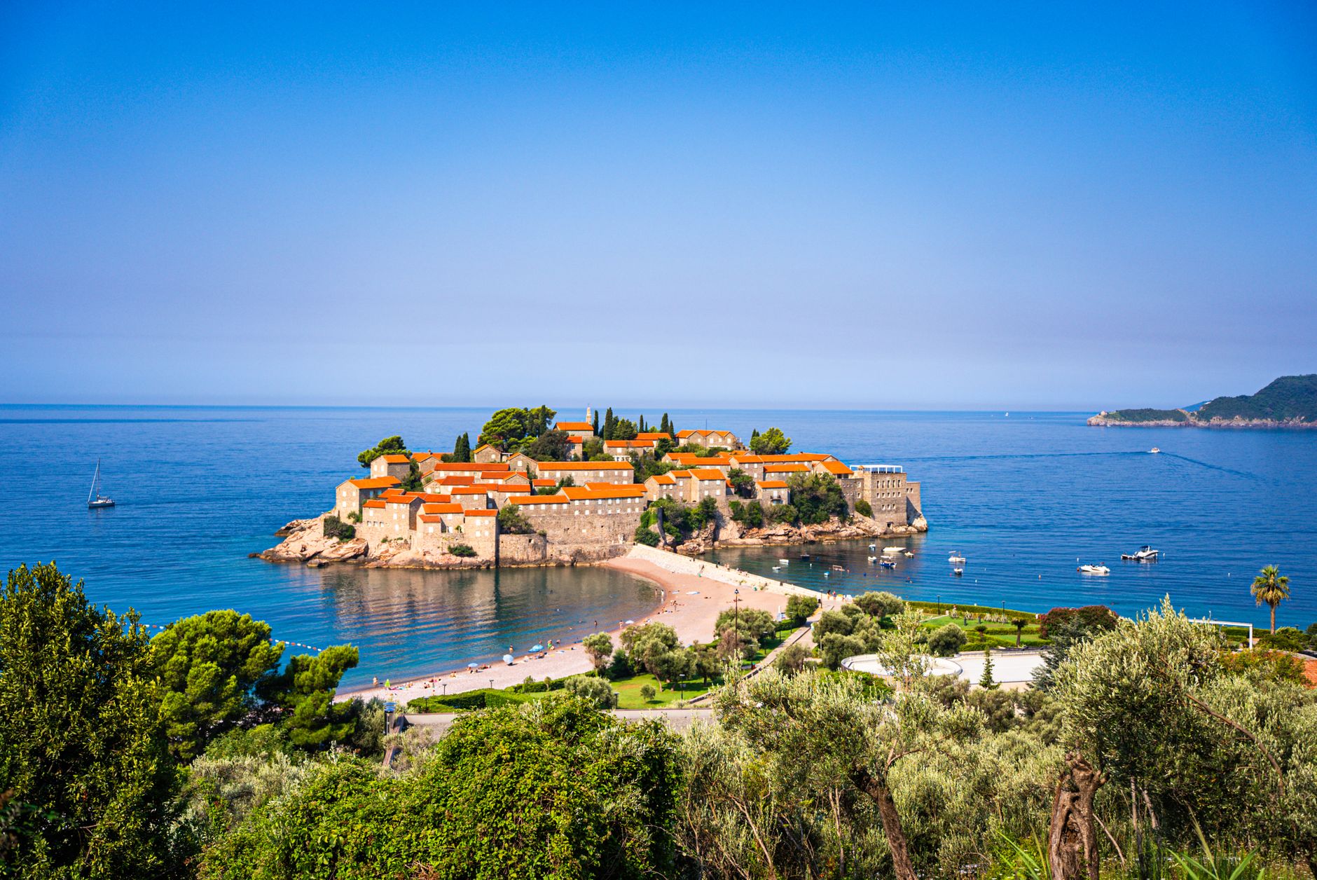 Menjelajahi Desa Budva, Montenegro: Pantai Tersembunyi yang Memikat Hati Wisatawan Indonesia