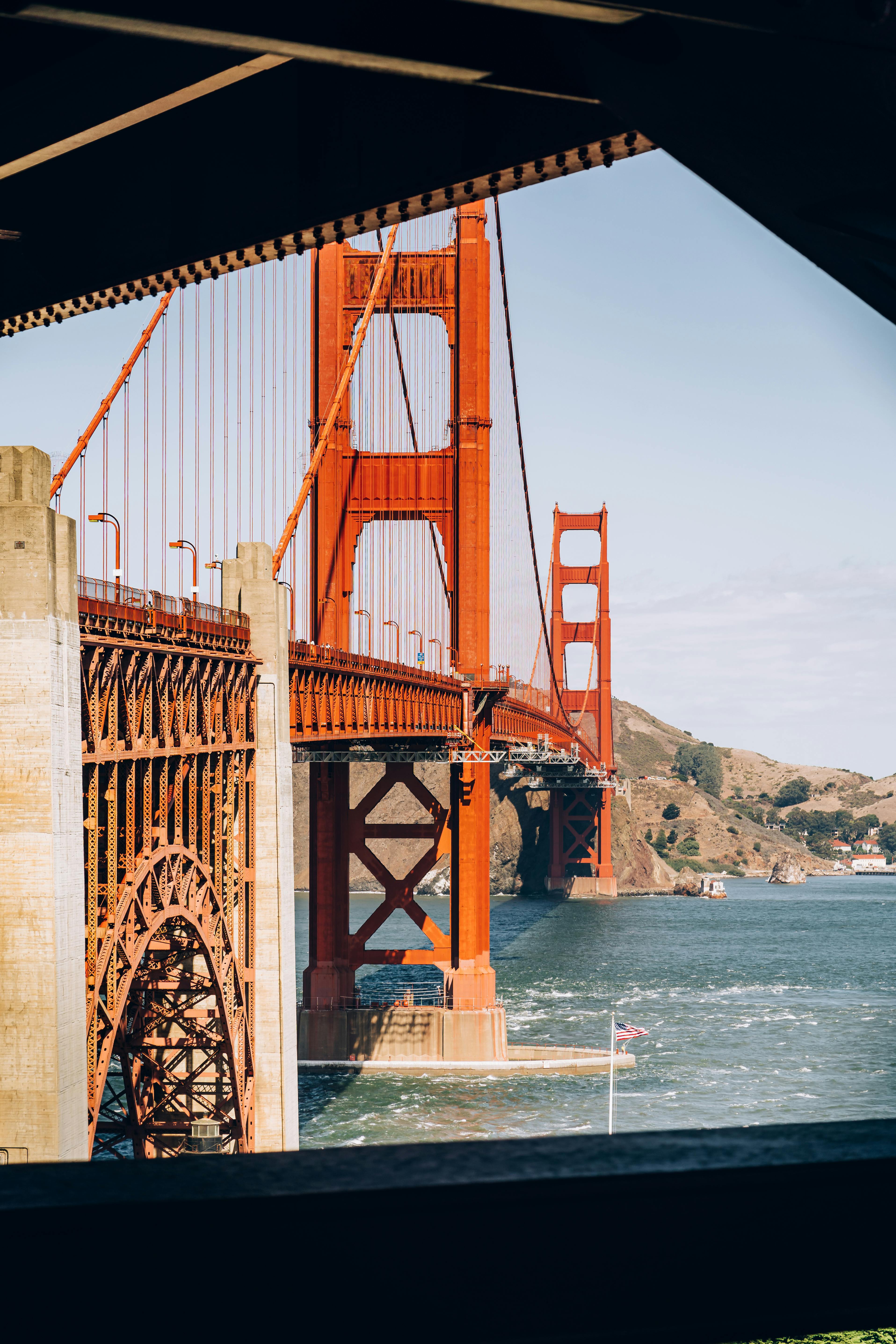 标志性的金门大桥横跨旧金山湾，角度令人惊叹