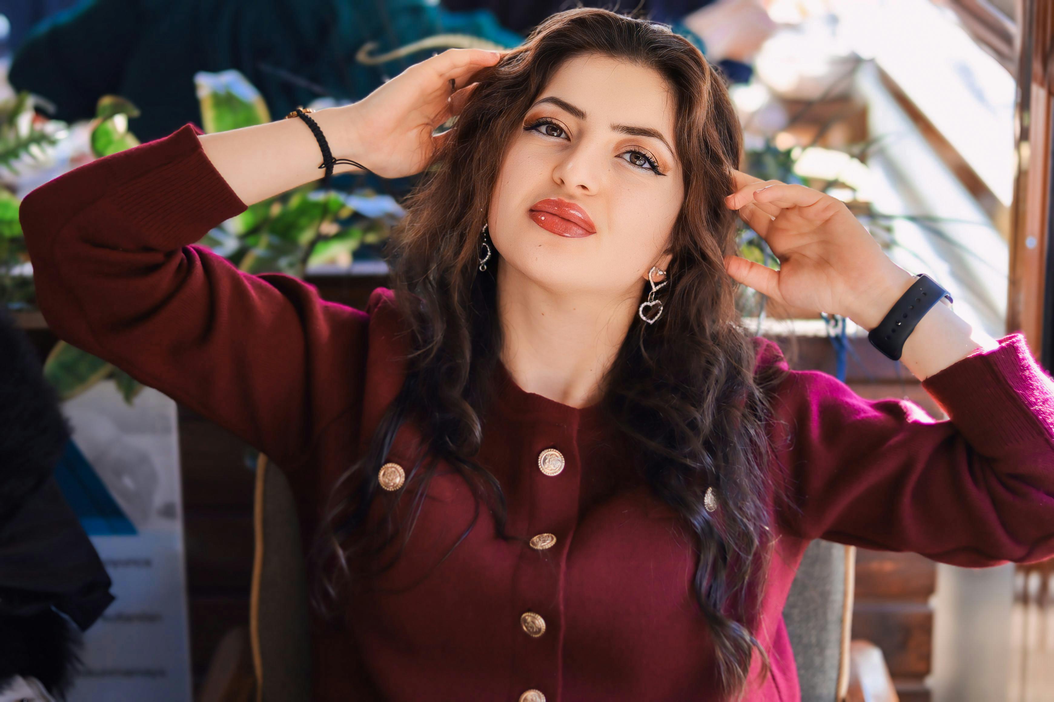 бесплатная Стильная женщина уверенно позирует в помещении со светом и растениями. Стоковое фото