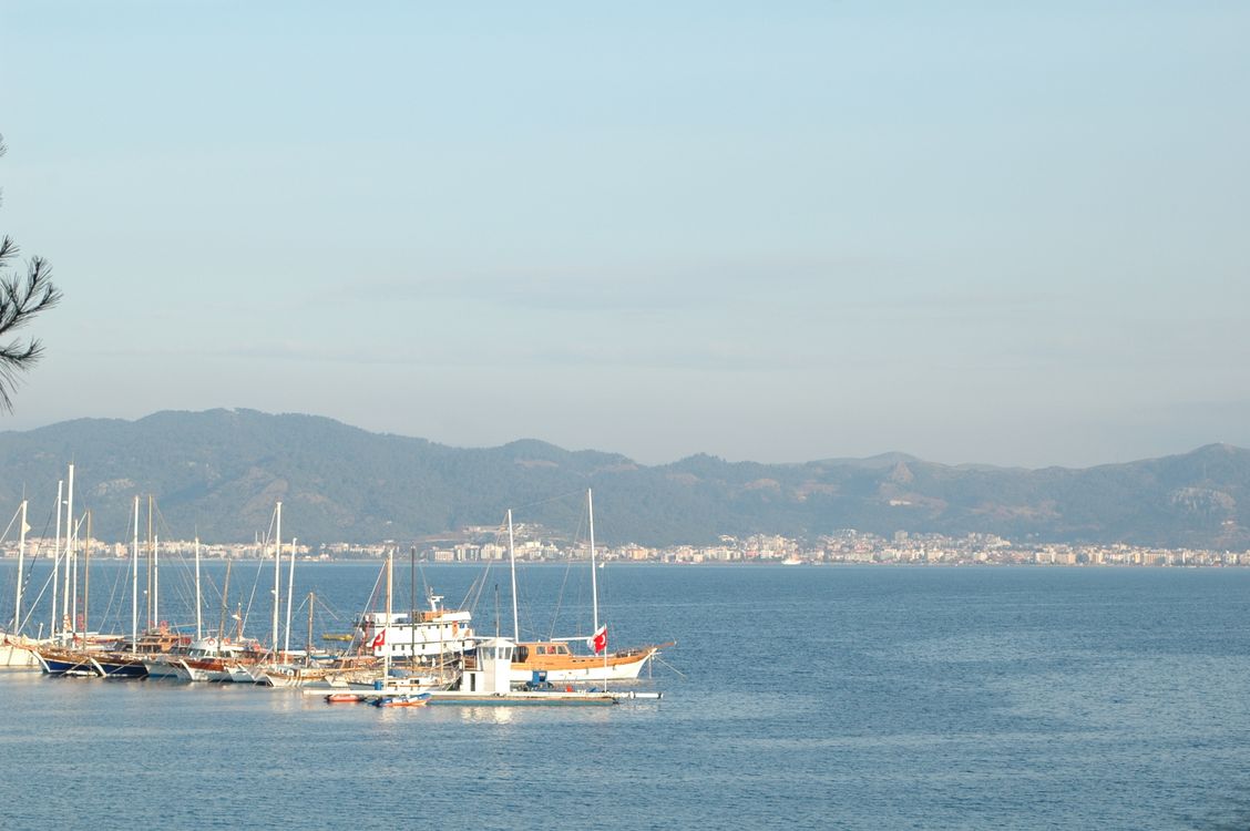 風景優美的港口,寧靜的海灣中停泊著帆船 · 免費圖庫相片