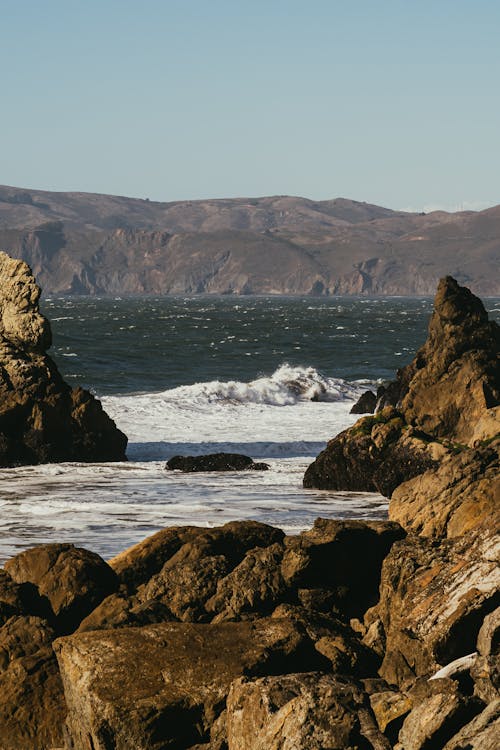 免費 洛磯山脈和群山環抱的大海的風景 圖庫相片