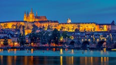夜幕降临时，布拉格城堡和查理大桥倒映在伏尔塔瓦河上