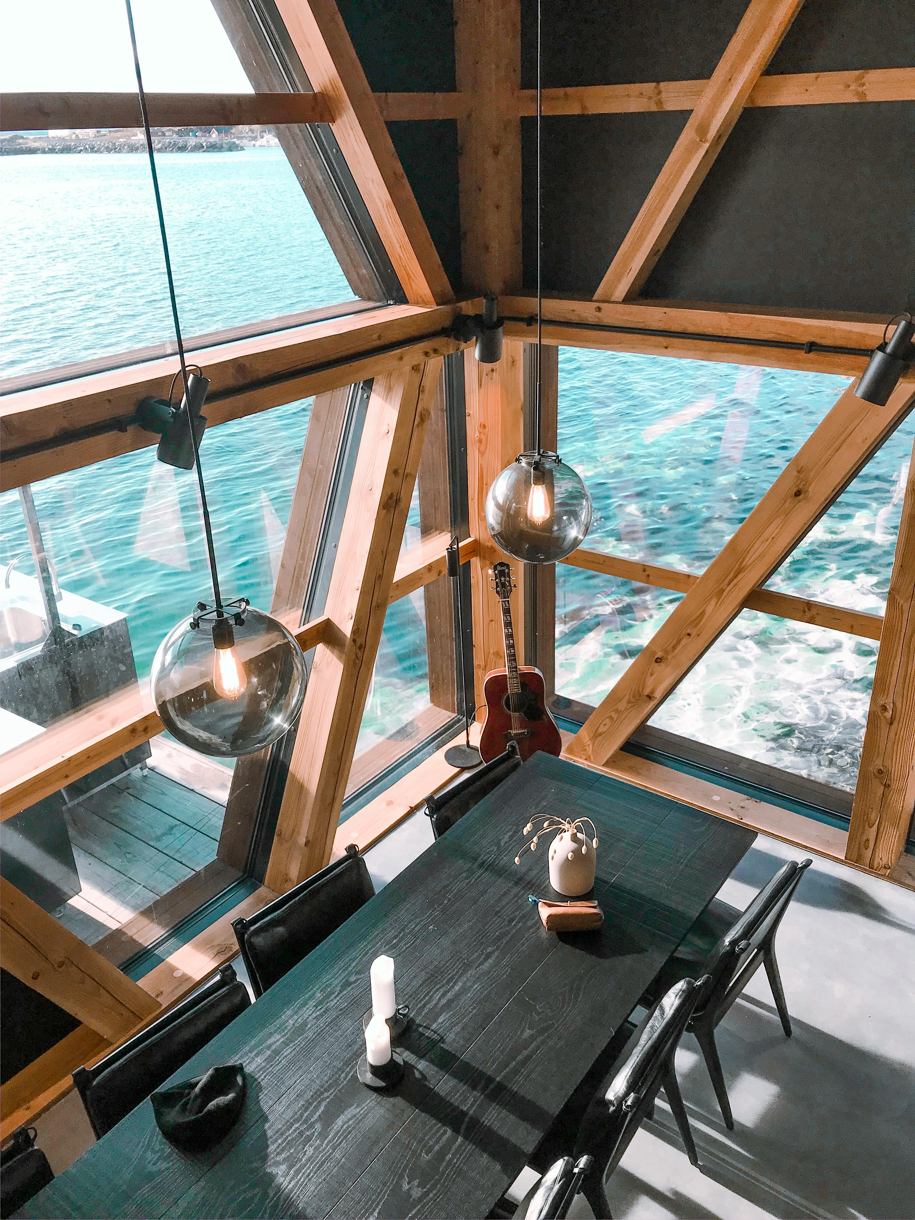 现代化小屋内设有宽敞的用餐区，可享全景湖景