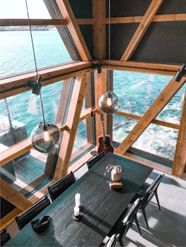 现代化小屋内设有宽敞的用餐区，可享全景湖景