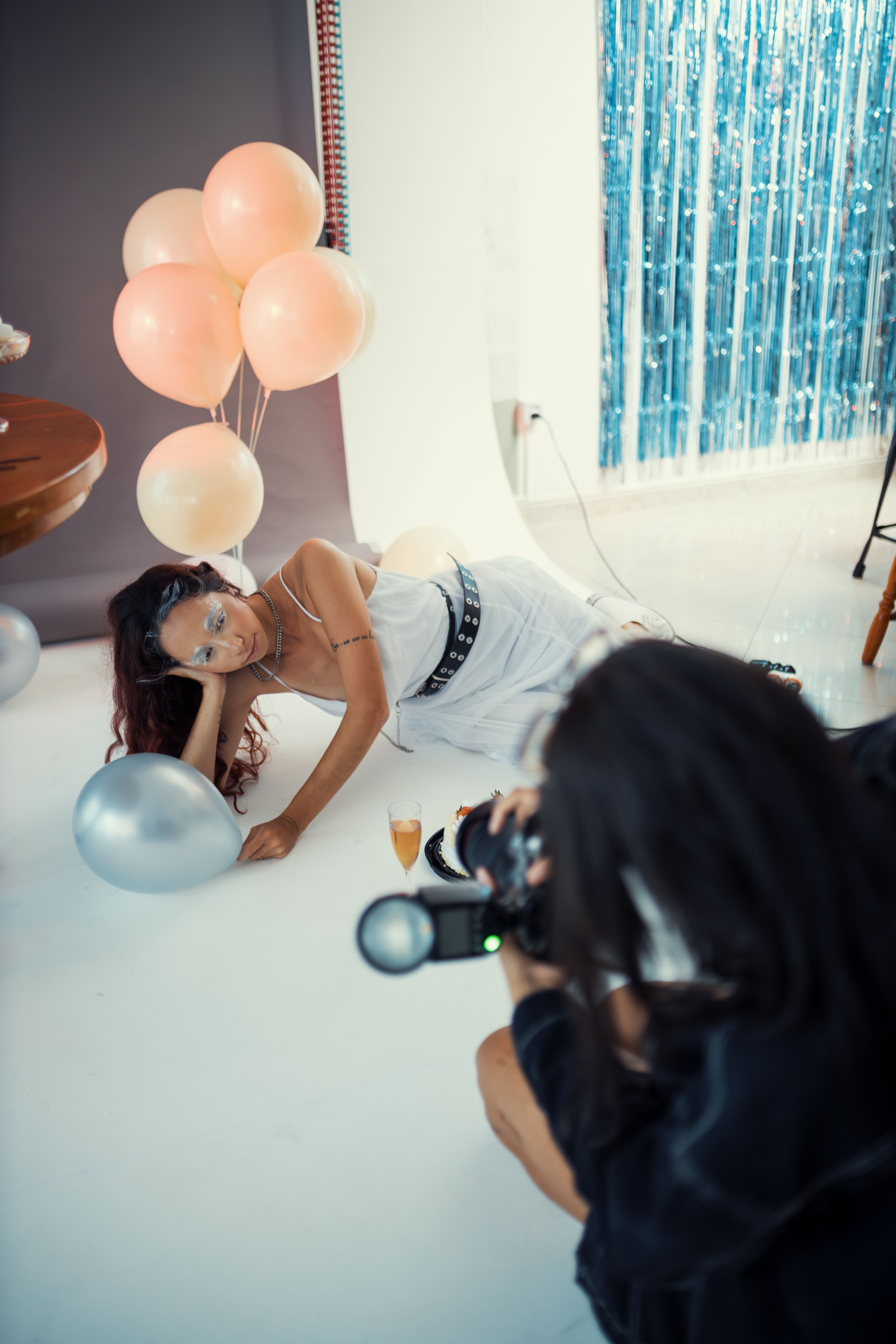 Wanita muda merayakan ulang tahun dengan balon