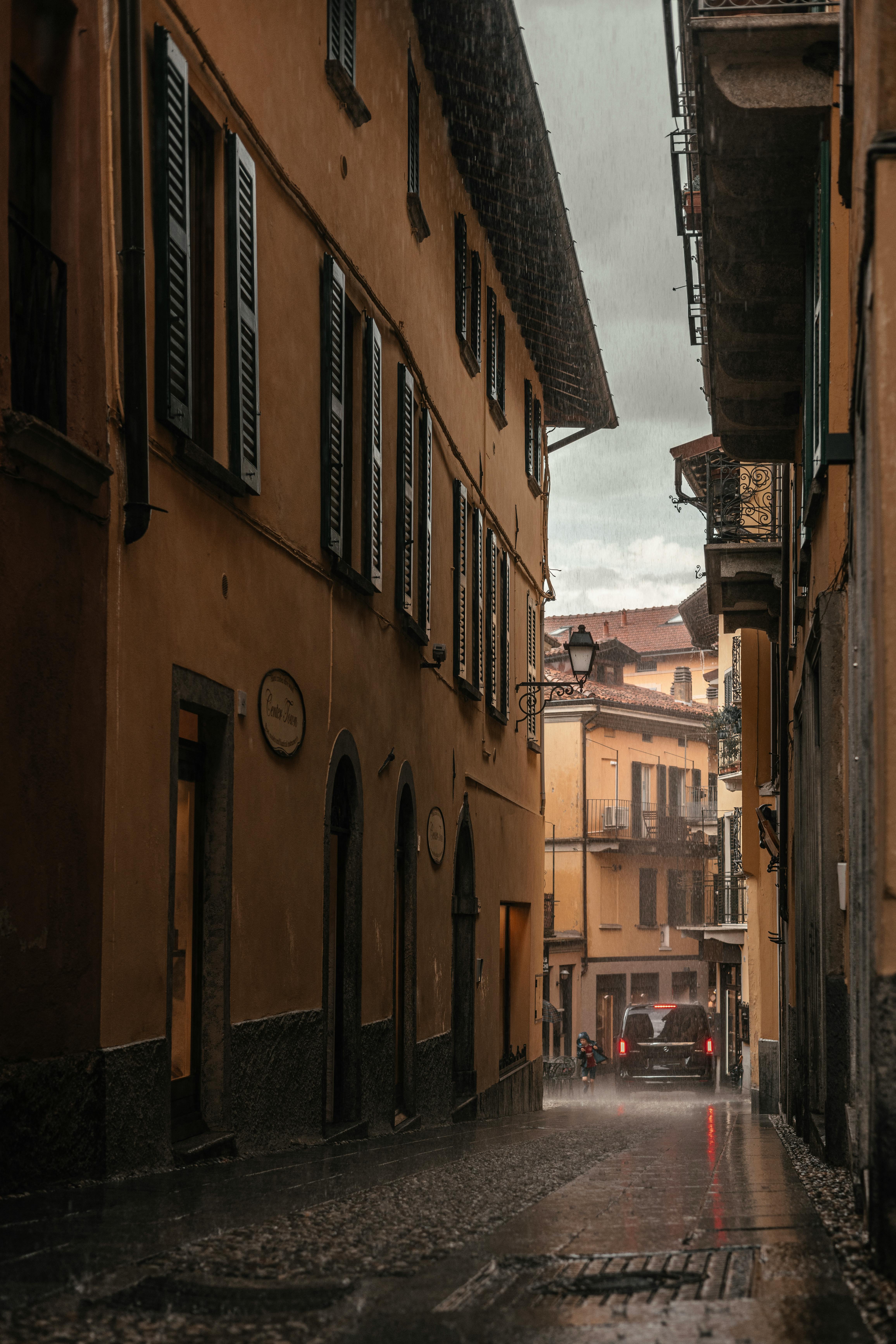 free-photo-of-charming-rainy-alleyway-in