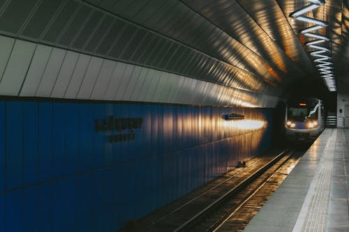 Gratis stockfoto met lampen, metro, metroplatform