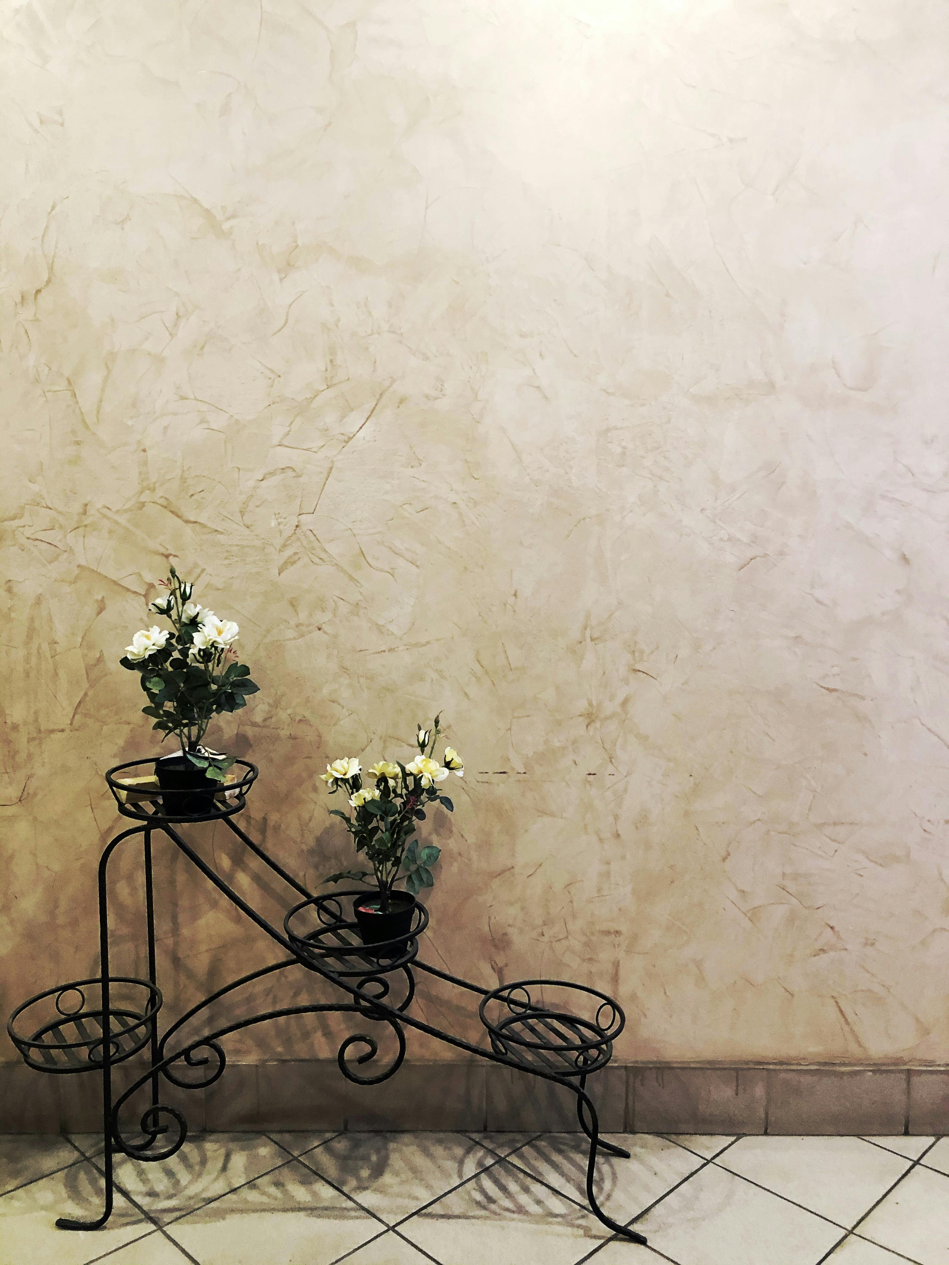 Close-up of painted sci-fi miniatures on a tabletop battlefield