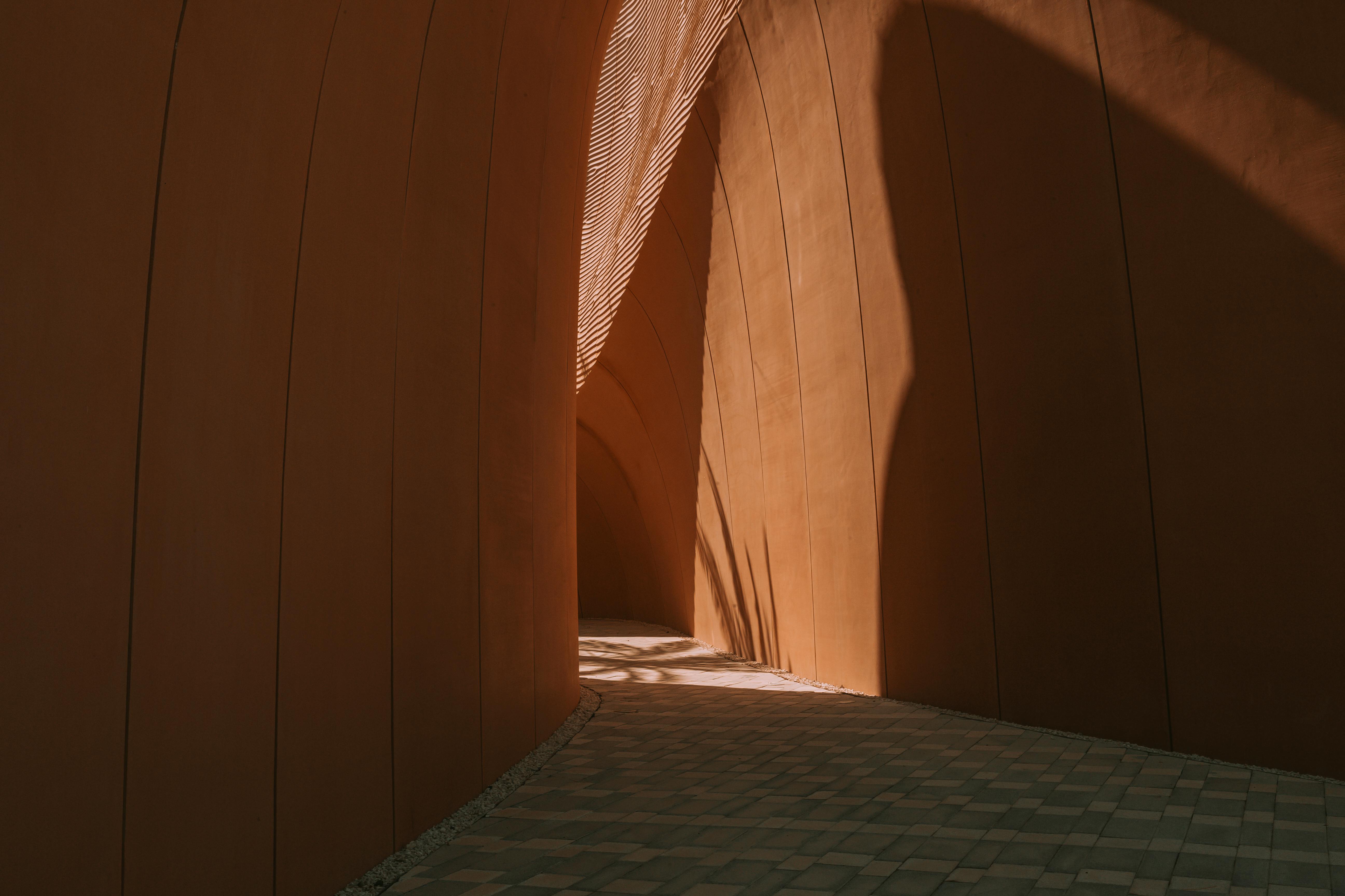 Gratis Arquitectura curva contemporánea en los Emiratos Árabes Unidos, que muestra un juego de sombras único. Foto de stock