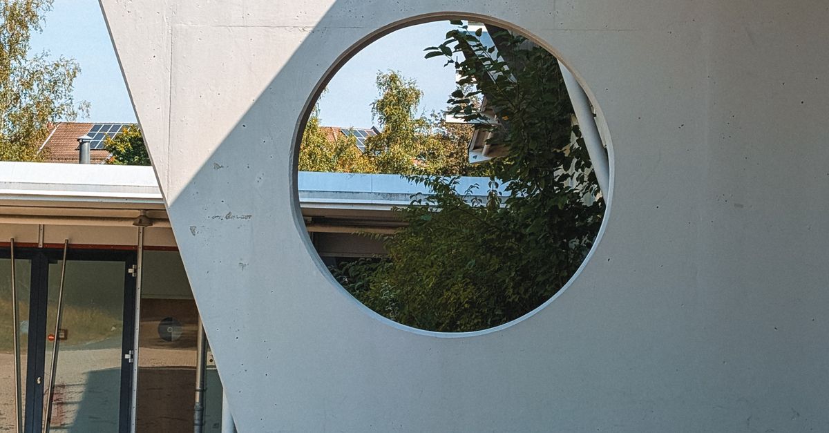Circular Window Pattern Modern architectural design with circular window · Free Stock Photo