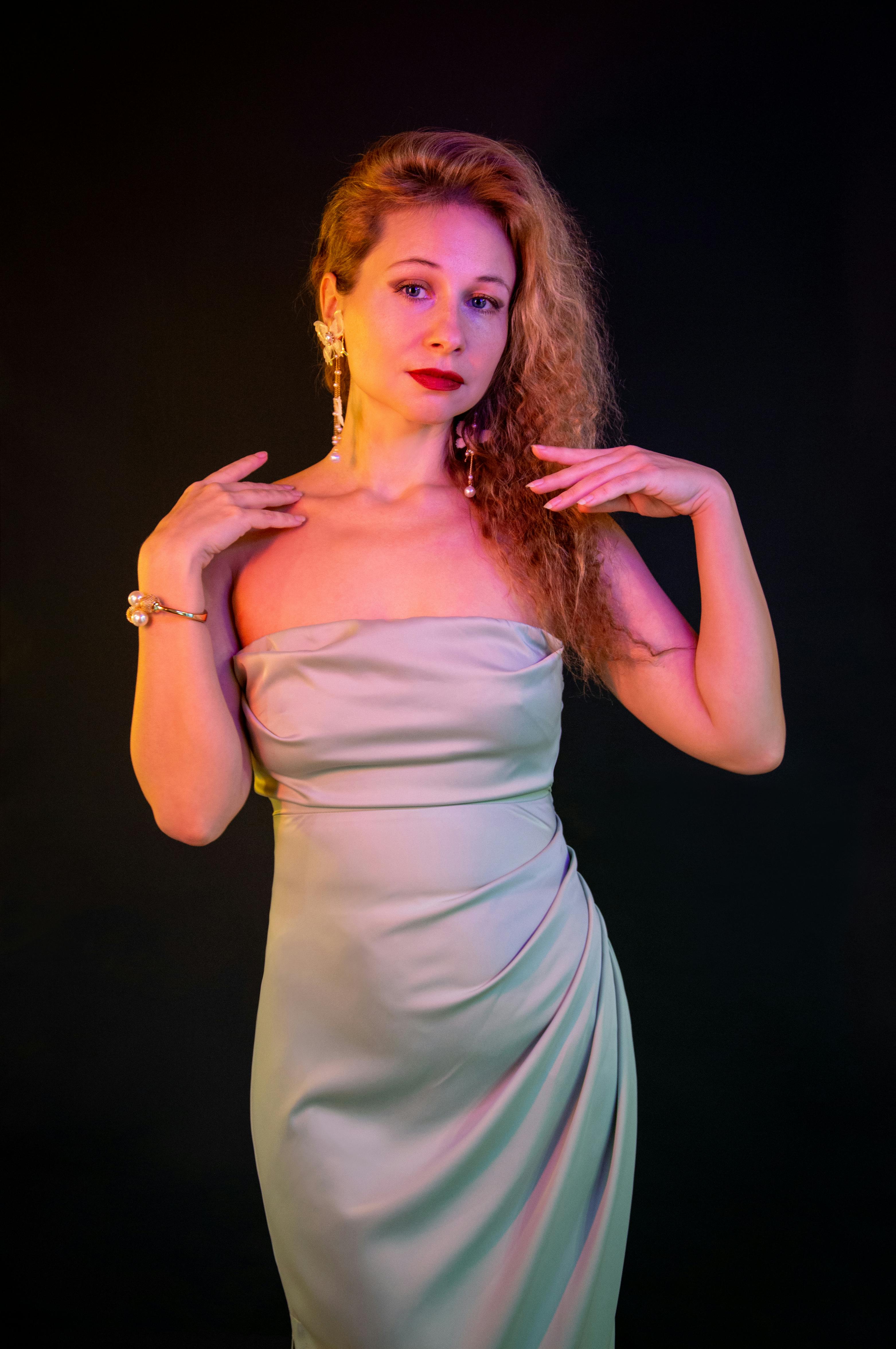 Gratuit Femme élégante dans une robe bustier, mettant en valeur le style et le glamour sur un fond sombre. Photos