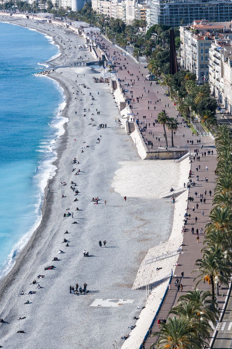 Vue aérienne de la Promenade des Anglais à Nice représentant le pôle de recherche biomédicale de la région PACA