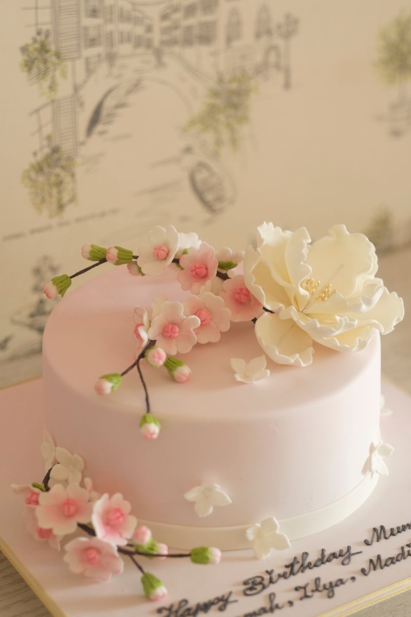Hoorain Atelier custom birthday cake