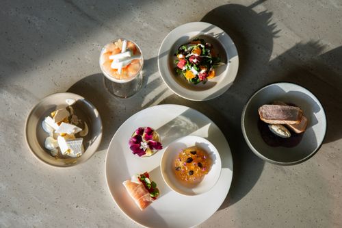 Free Aerial view of a variety of gourmet dishes with creative presentation, perfect for culinary enthusiasts. Stock Photo