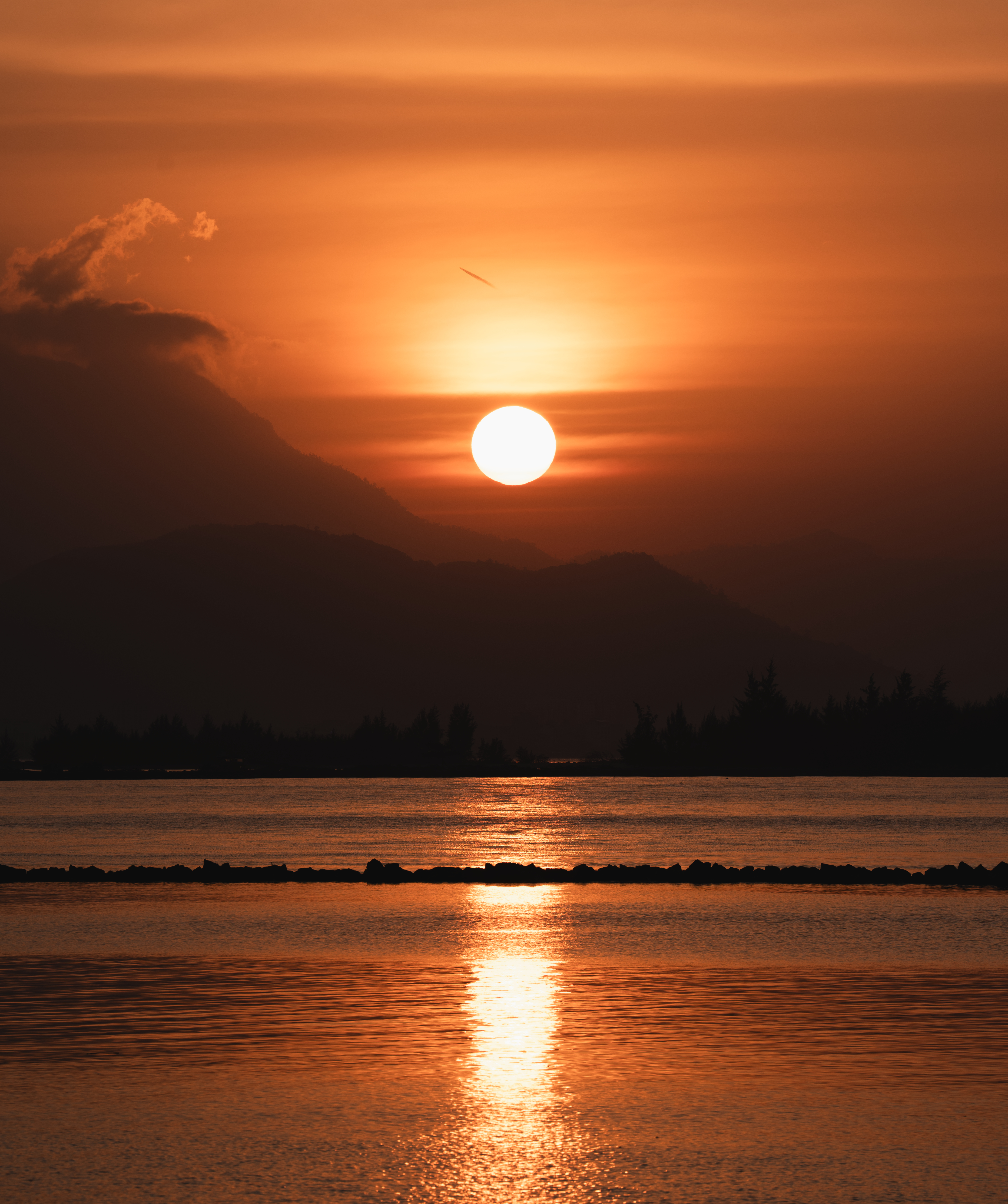 Stunning Sunset over Serene Mountain Lake · Free Stock Photo