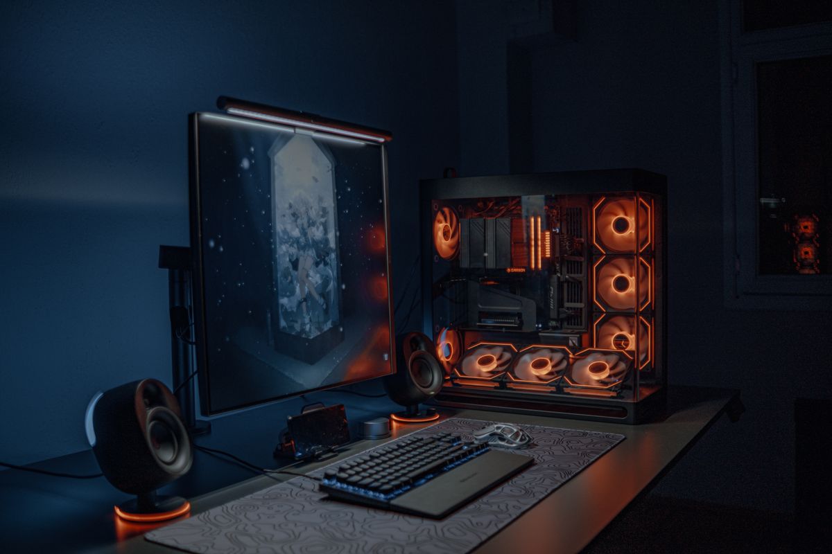 Setup gamer completo com PC, monitor e iluminação LED