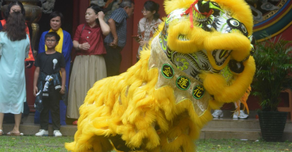 Representación De La Danza Tradicional Del León En Un Templo De Yakarta ...
