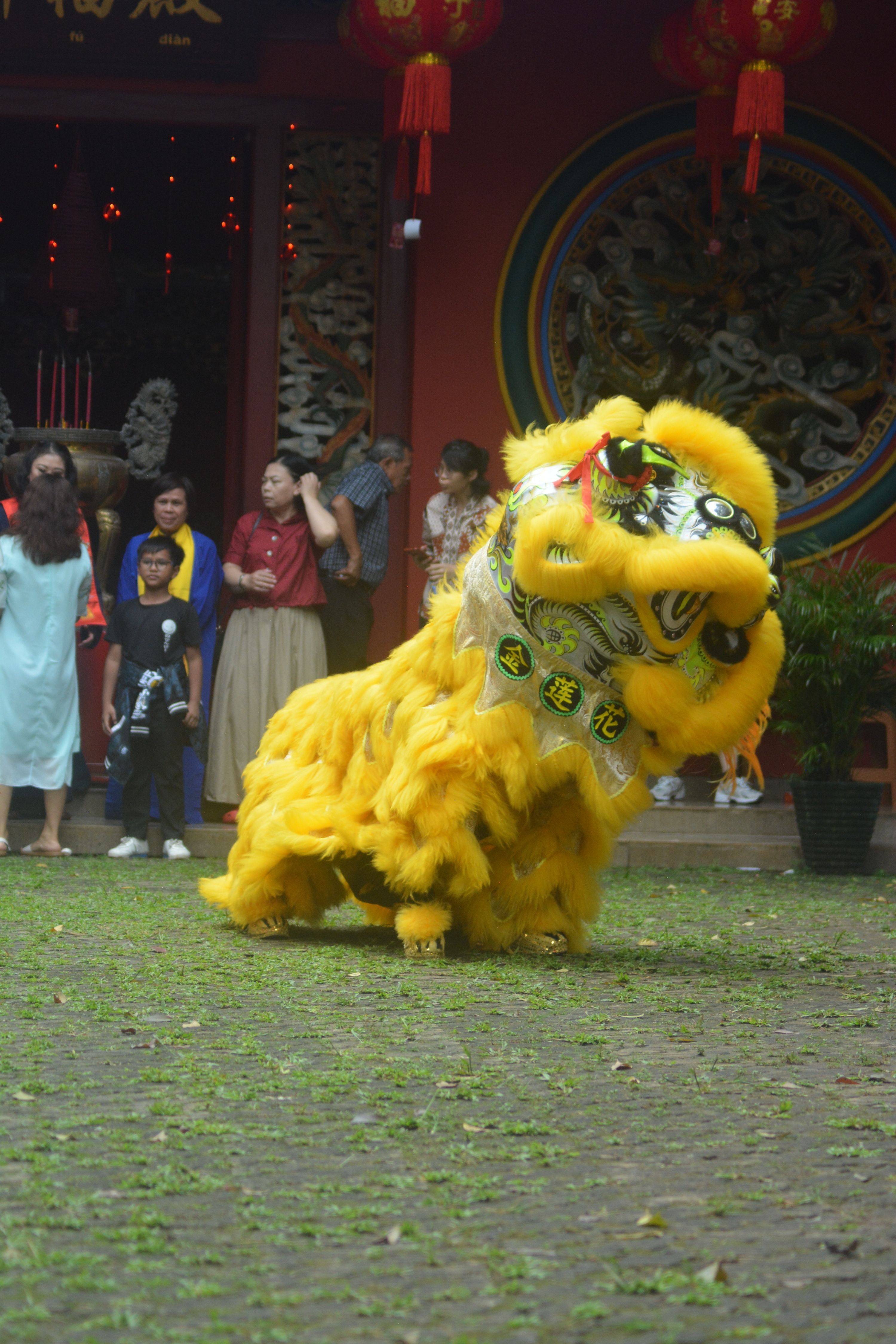 Representación De La Danza Tradicional Del León En Un Templo De Yakarta ...