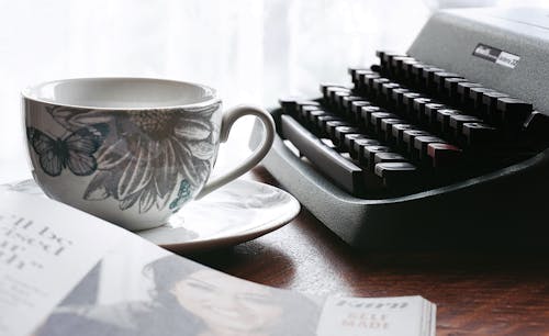 Fotobanka s bezplatnými fotkami na tému časopis, kancelária, klasický písací stroj