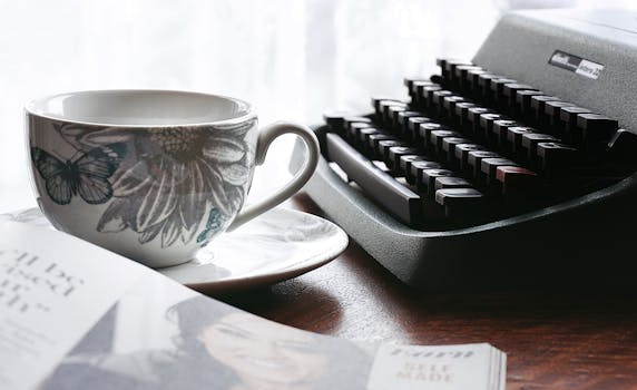 办公桌场景怀旧复古，打字机和花卉茶杯的点缀更添怀旧气息