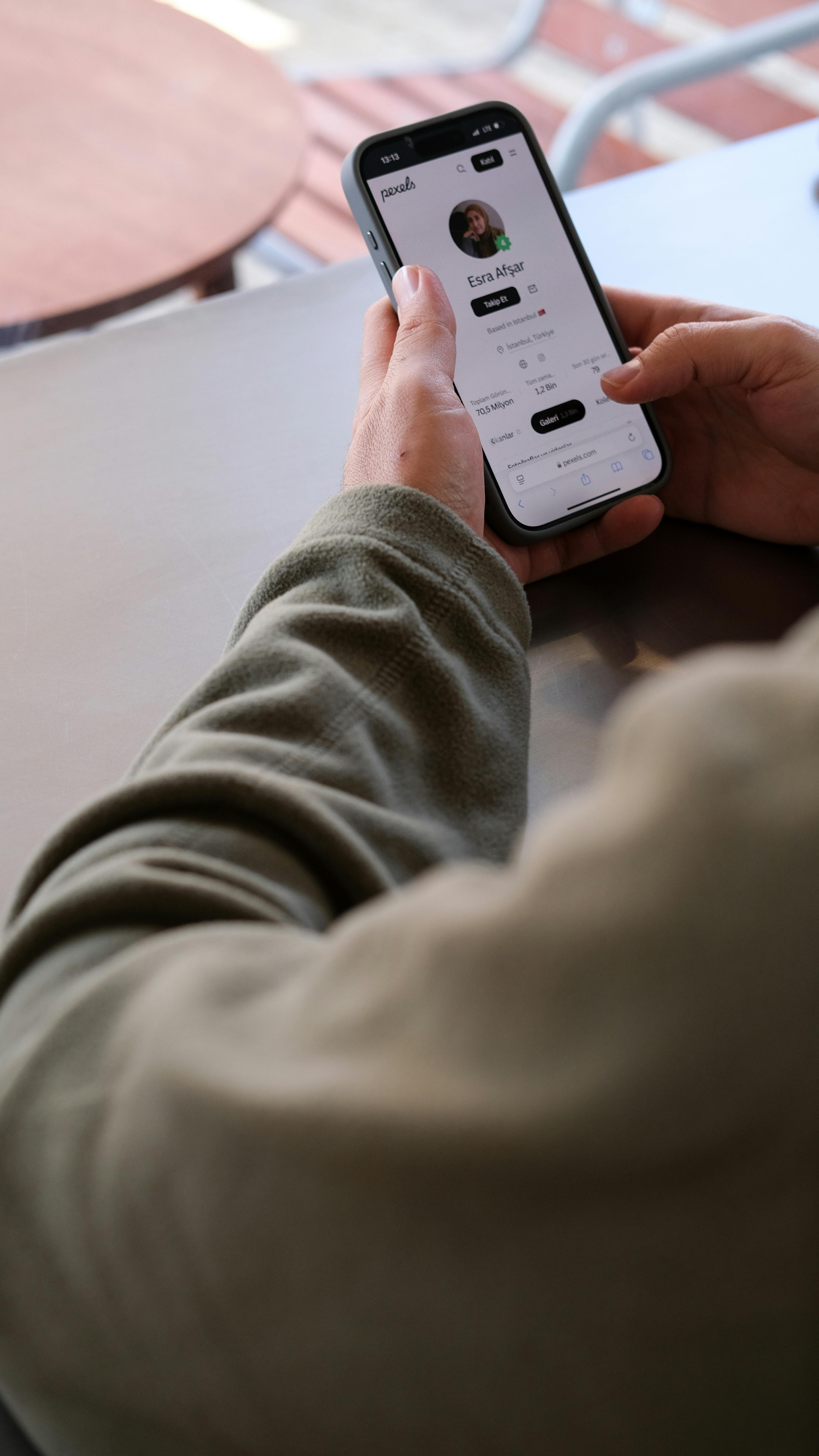 Gratuit Prim-plan cu o persoană care utilizează smartphone-ul pentru rețelele sociale într-un cadru casual. Fotografie de stoc