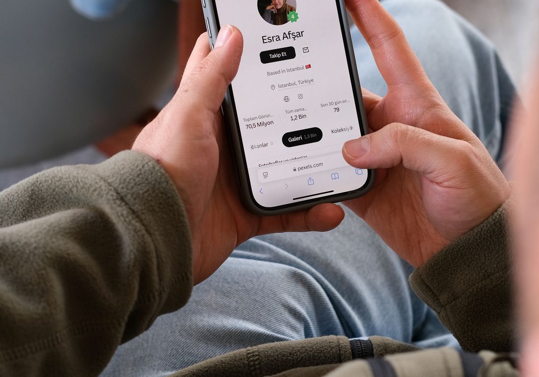 diverse group of people using smartphones for online dating