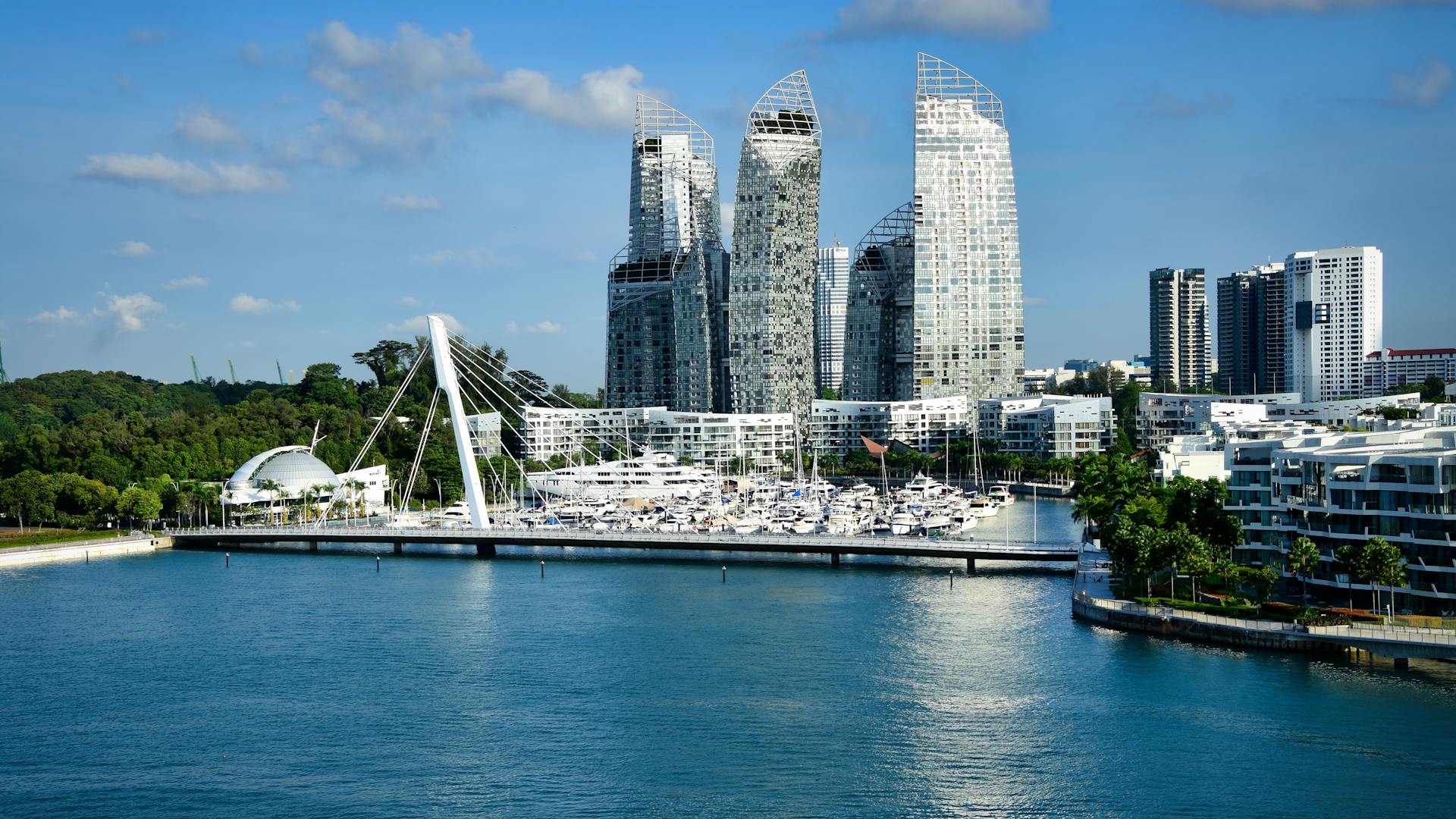 Stunning view of modern architecture and marina on Singapore's waterfront.