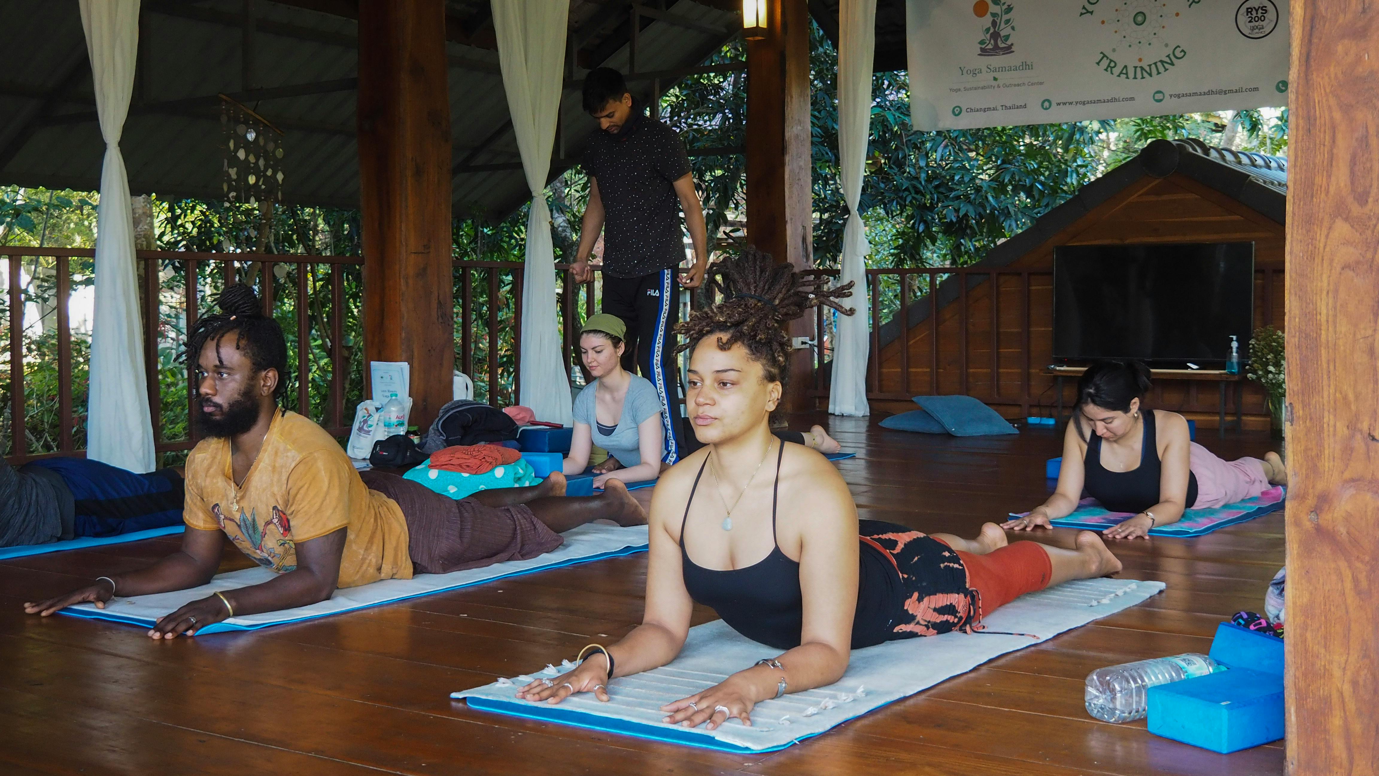 https://www.pexels.com/photo/group-yoga-session-in-relaxing-outdoor-retreat-30472693/