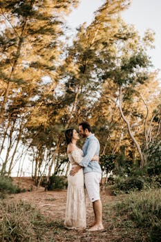 在宁静的森林中，一对恩爱的夫妇相拥，周围环绕着大自然