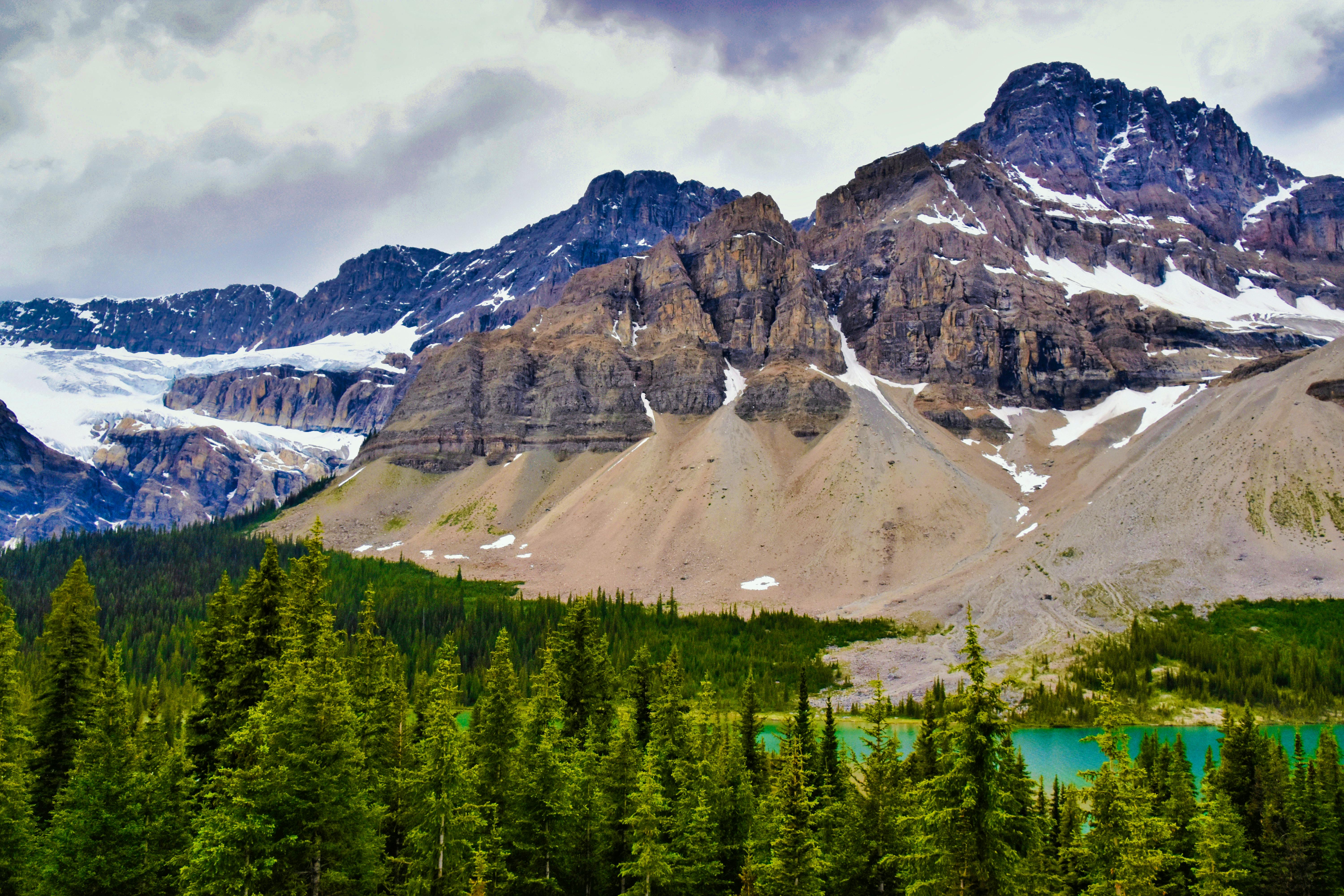 加拿大艾伯塔省落基山脉冰川山顶的壮丽景色