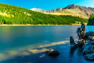 科罗拉多州布雷肯里奇有一处宁静的山间湖泊，四周环绕着郁郁葱葱的森林，风景优美