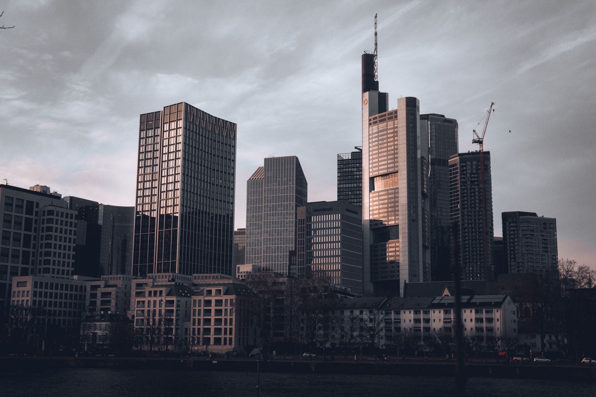 Frankfurt finans bölgesinin nehir kıyısından gündüz görünümü