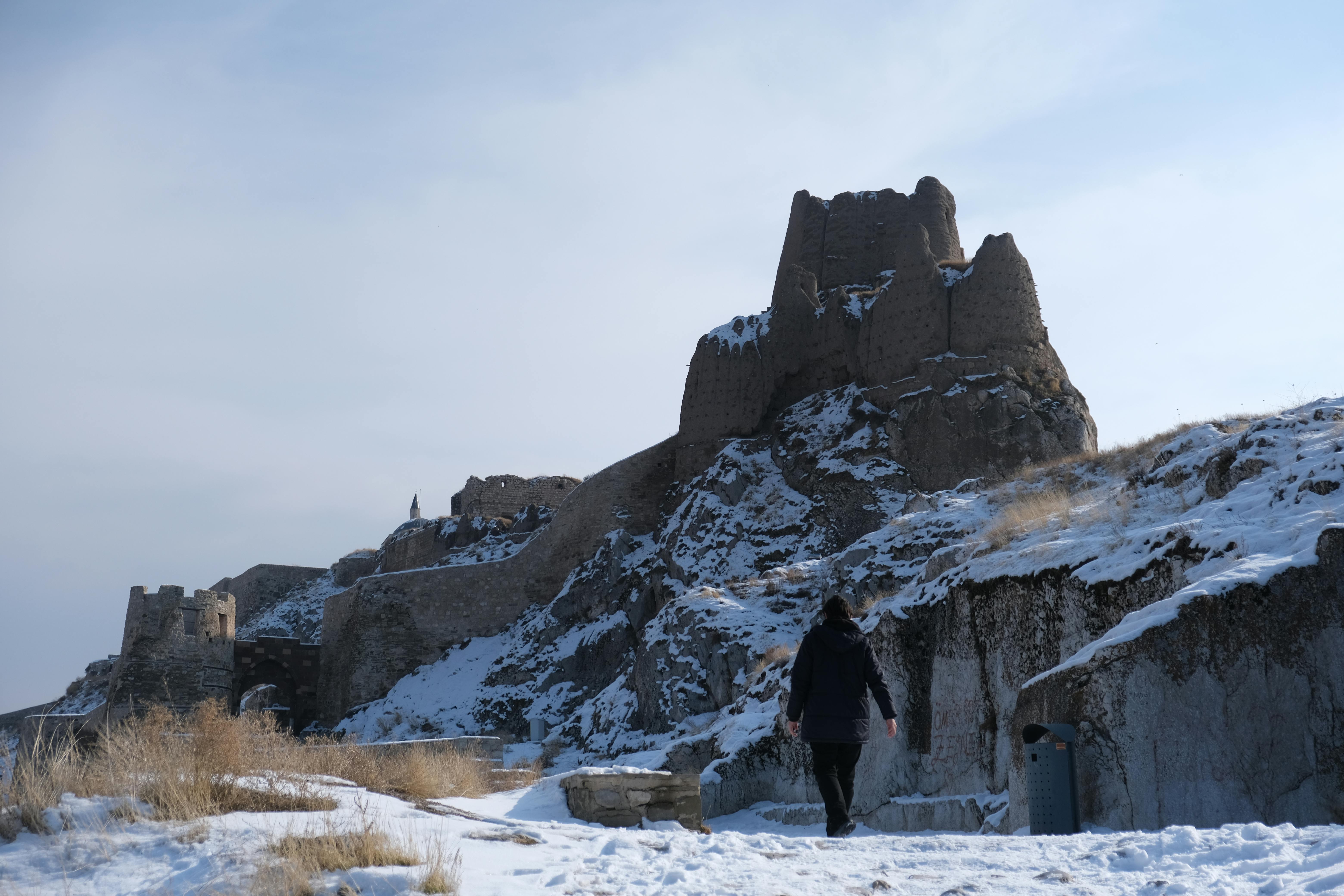 Explore the historic Van Castle amidst a winter backdrop in Türkiye, showcasing ancient architecture.