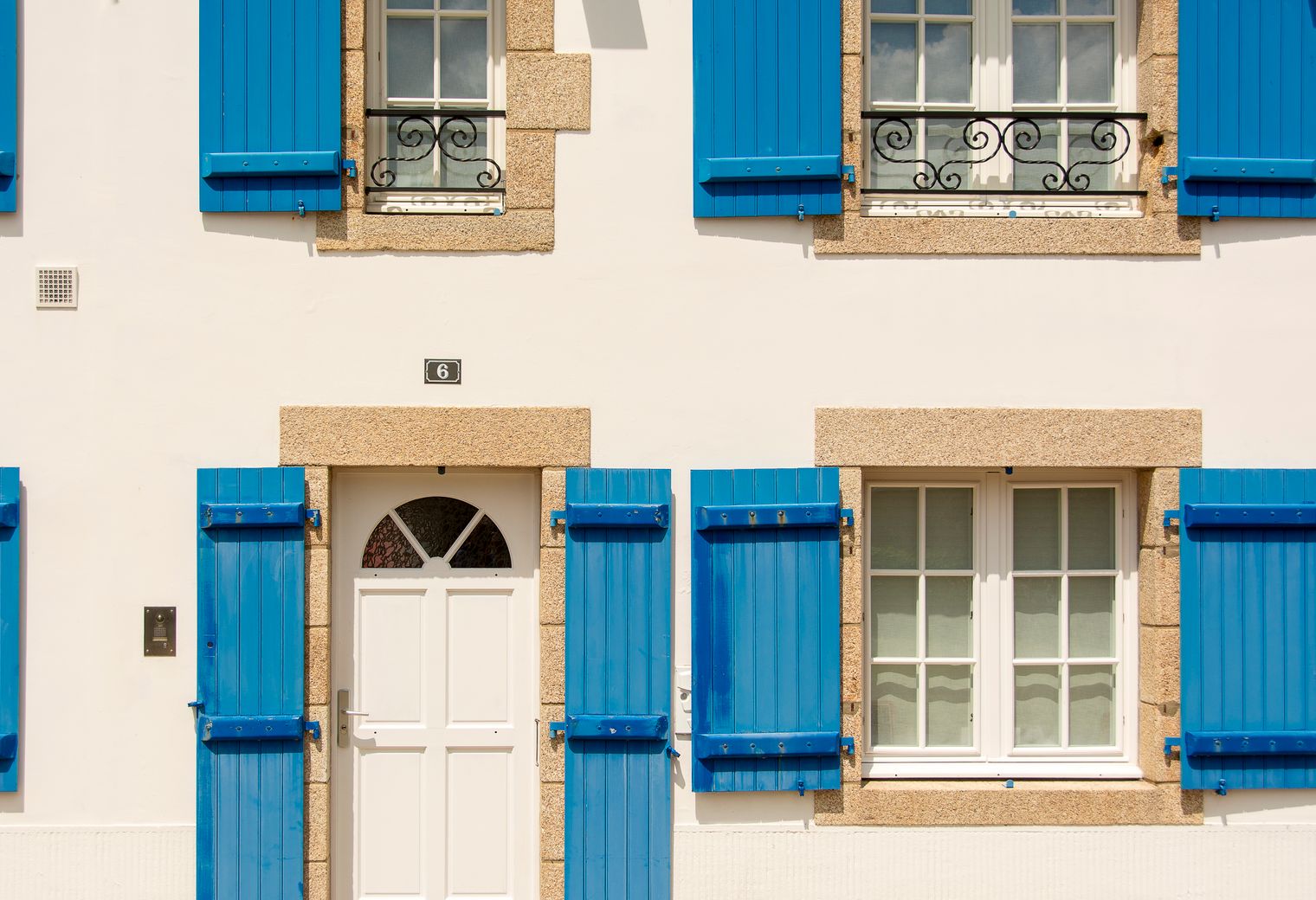 Exterior Painting in Belgravia — woodwork brushed to a crisp, smooth line