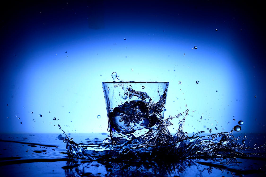 무료 물의 몸으로 마시는 유리 스톡 사진