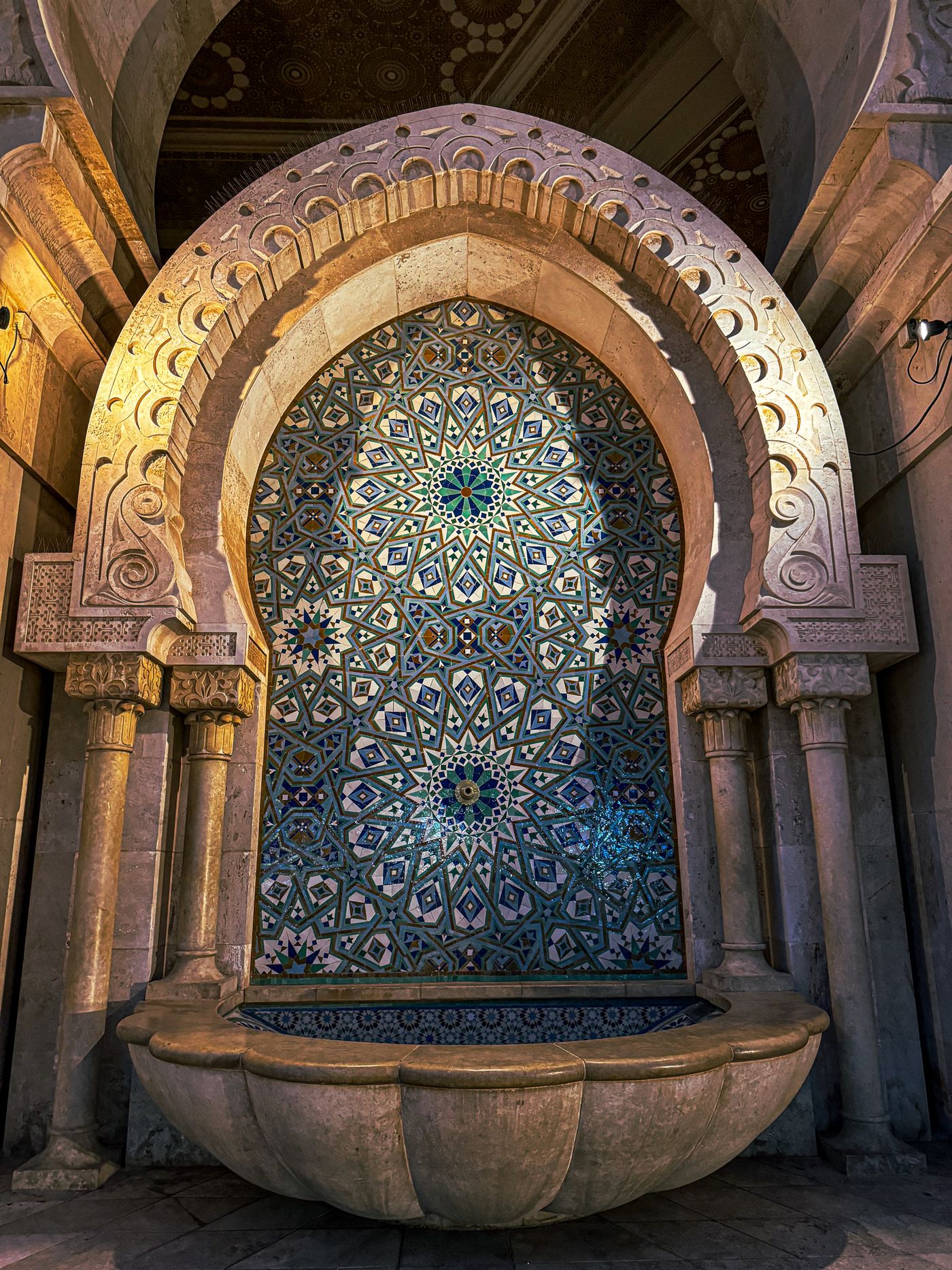 Mosaïque de zellige aux motifs géométriques sous une arche traditionnelle
