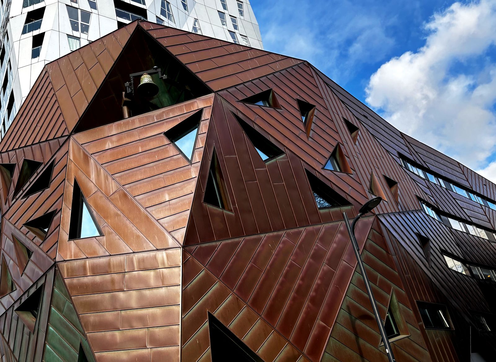 Geometrische kopergevel van een modern gebouw in Rotterdam