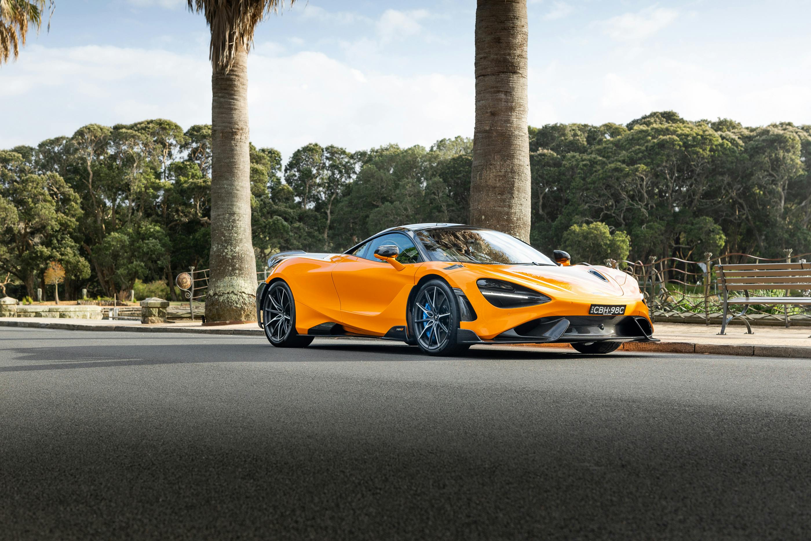 Mc Laren 765 Lt De Color Naranja Vibrante En Sydney Park · Foto de stock gratuita
