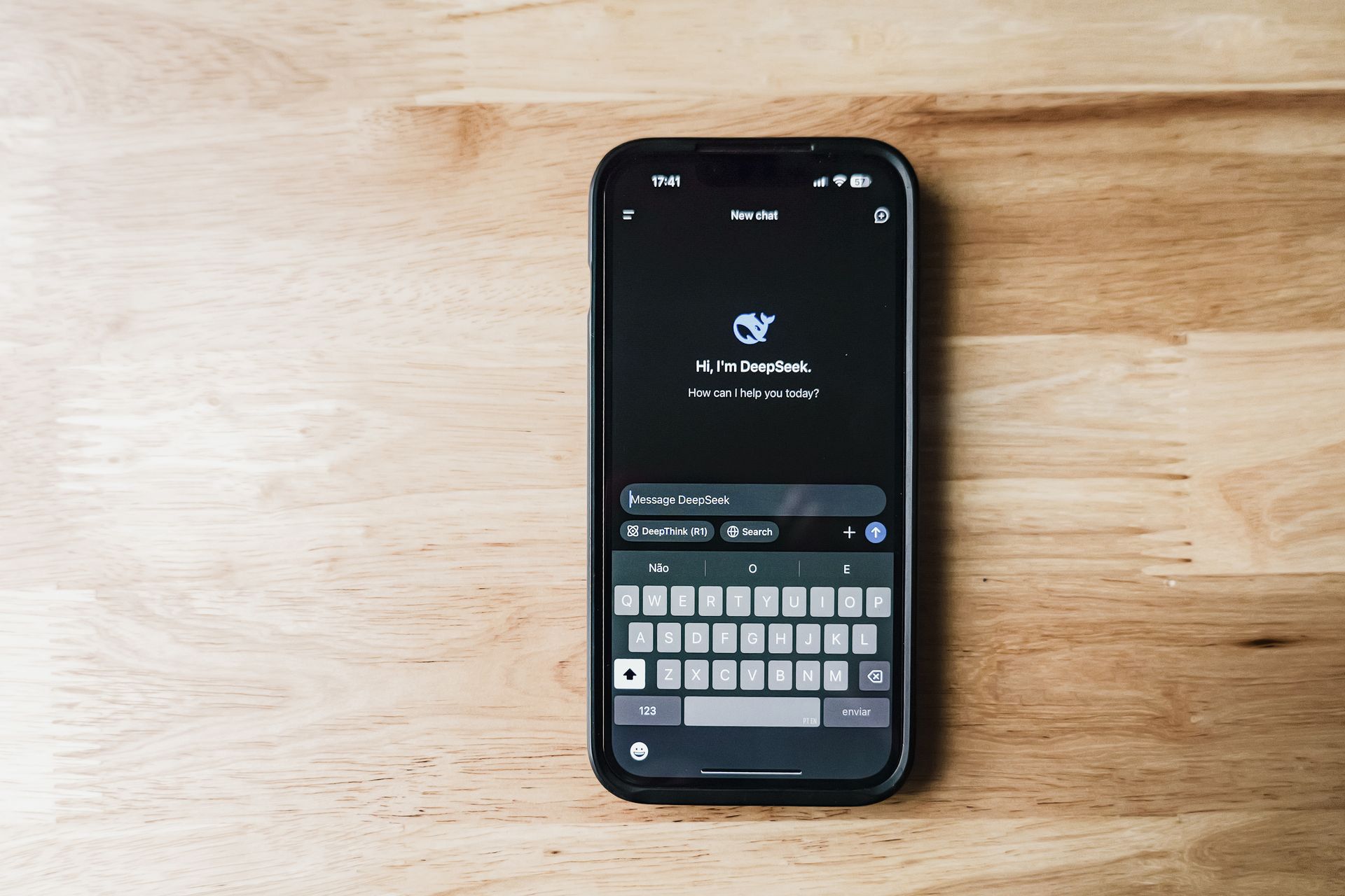 Una pantalla de smartphone mostrando la interfaz de una aplicación de chatbot de IA