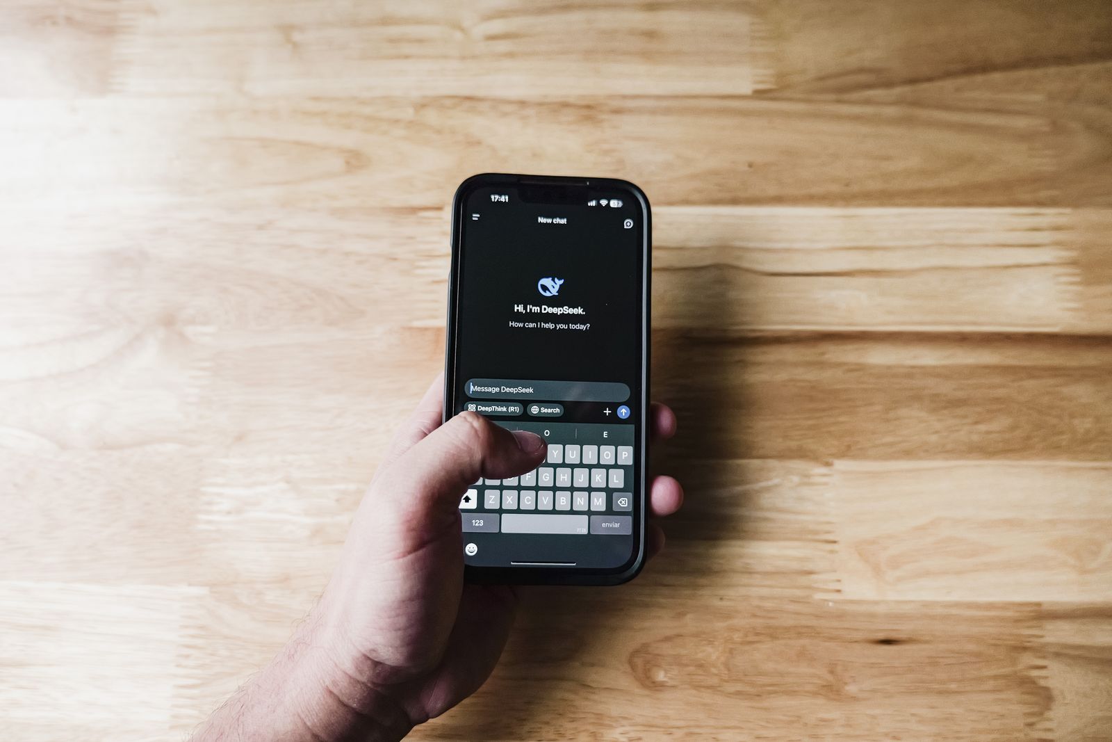 Yapay zeka ve sosyal medya influencer ekonomisini temsil eden akıllı telefon kullanımı